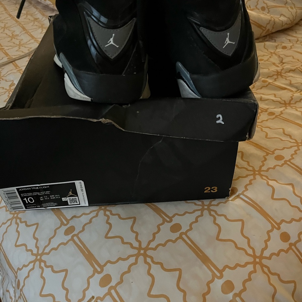Air Jordan - Picture 3 of 3